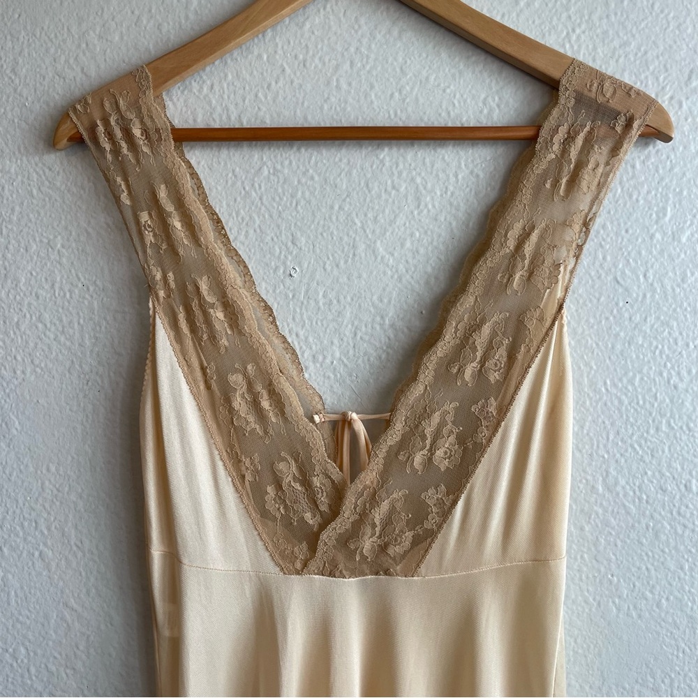 Vintage 1970s Lace-Trim Long Chemise Nightgown in Champagne - Picture 7 of 12